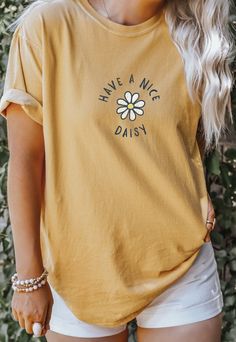 Please read description before purchasing. 100% cotton Comfort Color brand shirts. Super cute daisy tee with a pun fun saying. Printed with water-based ink. Please note, for an oversized look, we suggest to size up 1-3 sizes depending on how oversized you would like it. These shirts run like standard unisex tees. Please see size chart. We are hooked on the soft vintage feel of Comfort Colors brand shirts and we know you will be too. Cute Tshirt Designs, Mom Best Friend, Pijamas Women, Moms Best Friend, Summer Tshirt, Tshirt Oversized, Spring T Shirts, T Shirt Painting, Botanical Shirt