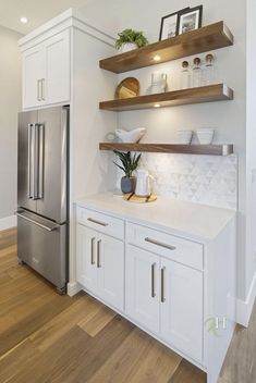 small kitchen wall decorating ideas Kitchen Wall Decorating Ideas, Small Kitchen Wall, White Craftsman, Craftsman Kitchens, Wall Decora, Wall Decorating Ideas, Wall Decorating, Coffee Bar Home, Kitchen Inspiration Design