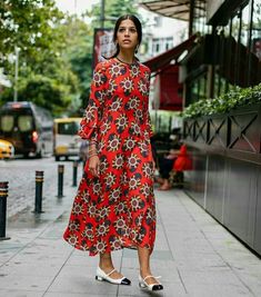 VESTIDO MIDI ESTAMPADO -  @streetstylegallery - #vestido #vestidomidi #vestidoestampado #moda #estilo #tendência #modafeminina #modaderua #estiloderua #streetstyle #streetfashion #streetwear #outfitt #ootd #outfitoftheday #outfitideas #lookdodia #look #blogueira #blogueirademoda #blogdemoda #fashionista #GostoDisto Breakfast Outfit, New York Fashion Week Street Style, Summer Dress Outfits, Spring Street Style, Trend Fashion, Fashion Week Street Style