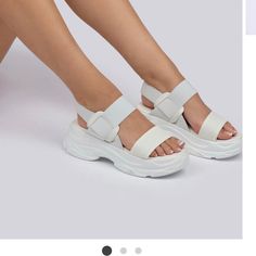 White Chunky Sandal/Platform Shoe Super Cute And Trendy ! Trendy White Wedge Sandals For Day Out, White Chunky Sandals Outfit, Chunky Sandals Outfit, White Chunky Sandals, Chunky White Sneakers, White Slippers, Platform Shoe, Sandals Outfit, Sandal Platform