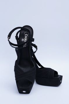 CHANEL -(Made in Italy) Chaussures à plateforme en tissu noir de fermant par une lanière autour de la cheville. Pointure 40. Condition : Très bon état Dimensions : Hauteur du talon : 14 cm - Hauteur de la plateforme : 3,5 cm Lady Dior Handbag, Black Platform Shoes, Dior Handbags, Black Platform, Head Accessories, Chanel Black, Lady Dior, Fendi Bags, Small Leather Goods