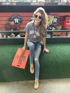 Football Game Outfits For Women Summer, Cold Baseball Game Outfit Casual, Softball Game Outfit, Outfit For Baseball Game Women, Astros Game Outfit, Astros Game Outfit Women, Houston Astros Outfit Woman, Astros Outfit Woman, Sports Game Outfit