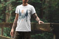 Sag hallo zu deinem neuen Lieblingsshirt zum Wandern, Camping, Bushcraften oder anderen Abenteuern in der Natur, im Wald oder in den Bergen.  Das musst du wissen  ★ Passform ★ Dies ist ein Unisex T-Shirt. Männer: Bestellen Sie einfach Ihre reguläre Größe. Frauen: Es könnte ein bisschen größer sein als Ihre übliche Größe. Schauen Sie sich unsere Größentabelle an, um Ihre perfekte Passform zu finden. Willst du einen oversized Look? Wählen Sie eine Größe größer als normalerweise. Für eine eng anliegende Passform wählen Sie eine Nummer kleiner. ★ Stoff ★ Bei uns dreht sich alles um Komfort und Qualität. ● Es ist leicht und dünn - perfekt für den Sommer, mit einem Stoffgewicht von nur 142 g/m². ️ ● Für Volltonfarben verwenden wir 100% Airlume gekämmte und ringgesponnene Baumwolle. Dies bedeutet Fox T Shirt, Hiking Shirt, Oversized Look, Adventure Shirt, Hiking Shirts, Gifts For Nature Lovers, Outdoor Hiking, Bushcraft, Nature Lover