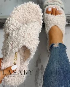 Lasaky - Premium Solid Fluffy Crisscross Flat Sandals with Stylish Design Katt Grejer, Yeezy Outfit, Fluffy Slippers, Hottest Fashion Trends, Round Toe Heels, Lululemon Leggings, Trend Fashion, Casual Sandals, Toe Rings