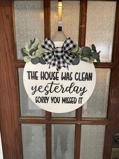 House was clean yesterday sorry you missed it Door Hanger Sayings, Unique Door Hangers, Door Hangers Funny, Door Leaners, Cleaning Fairy, Small Business Idea, Circuit Crafts, Welcome Home Signs, Cricut Craft Ideas