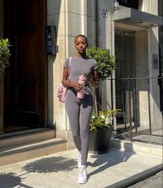 Modest Gym Wear, Modest Gym Outfit, Pilates Outfit, Gymwear Outfits, Bodysuit Outfit, Out Outfits, Leggings Tops, Slim Girl, Cute Workout Outfits