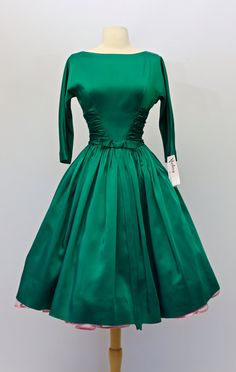 Vintage 1950s Emerald Green Party Dress by Jonathan Logan ~ Vintage 50s Green Satin Cocktail Dress by xtabayvintage Vintage 1950s Dresses Parties, Emerald Green Cocktail Dress, Dress Pro, Vintage Outfits 50s, Cocktail Dress Outfit, Jonathan Logan, 1950s Party, Plus Size Vintage Dresses, 1950 Fashion