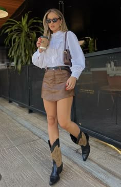 Traje Cowgirl, Outfit Botas, Nashville Outfits, Rodeo Outfits, Cowboy Outfits, Western Chic, Cowgirl Outfits, Chic Outfit