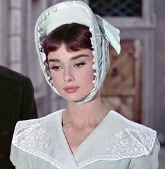 a woman wearing a bonnet and dress in a scene from the film gone with the wind