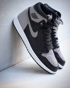 Nike Jordan 1 High, Shoes Wallpaper, Nike Jordan 1, Trendy Shoes Sneakers, Nike Fashion Shoes, Nike Shoes Girls, Preppy Shoes, Jordan Shoes Girls, Jordan Shoes Retro