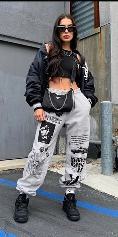 Spring 2023 Streetwear, Y2k Fashion Street Styles Aesthetic, Streetwear Girl Aesthetic, Women's Streetwear Fashion Winter, Streetwear Fashion Women Street Styles, Outfit Ideas Summer Baddie, Streetwear Fashion Spring, Street Mode, Dope Style