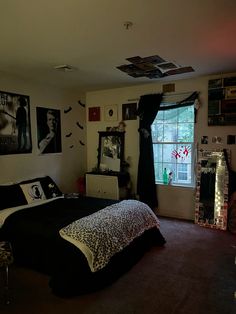 the bedroom is decorated in black, white and red with pictures hanging on the wall