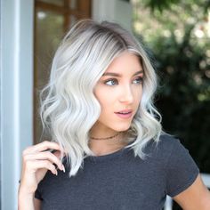 Short White Hair, Wavy Bob Haircuts, Silver Blonde Hair, White Hair Color, White Blonde Hair, Balayage Blonde, Silver Blonde, Platinum Hair