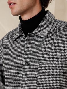 Look closely at the fabric of this heavy flannel core coat: we selected it for it's rich softness and timeless, houndstooth print in classic black and white.  Standard fit.  Spread collar and button front.  Front and chest pockets.  Unlined.  Standard fit.  Long sleeves.  Hip length.  Model: Size M, 6'2" (188cm). Chore Coat, Boys Jacket, Gentleman Style, Hip Length, Chest Pocket, Classic Black, Black And White, Long Sleeve