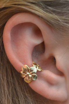 This amazingly beautiful Plumeria Ear Cuff is so flattering on the ear and easy to wear. It is non pierced and hugs the side of your ear comfortably and securely. We use on the highest quality materials, Sterling Silver and Gold Vermeil. It will fit either the left or the right side. This piece will arrive in a Gift Box and include simple fitting instructions. Perfect for gift giving Ear Cuff Gold, Wrap Earrings, Gold Ear Cuff, Jewelry Lookbook, Ear Cuffs, Girly Jewelry, Dream Jewelry