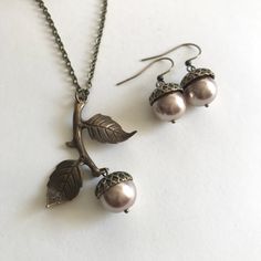 Acorn necklace set $44 - Free Shipping! https://www.etsy.com/listing/1069651901/acorn-necklace-set-fall-necklace-pearl Unique Pearl Necklace, Large Pearl Necklace, Oak Leaf Necklace, Hummingbird Jewelry, Woodland Earrings, Acorn Pendant, Acorn Necklace, Autumn Necklace, Pearl Necklace Set