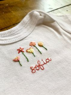 Embroidered Baby Onesie, Embroidered Onesie Girl, Baby Monogram Ideas, Embroidered Baby Clothes, Baby Dress Embroidery, Embroidered Onesie, Sweatshirt Ideas, Embroidery Crafts, Baby Pillow