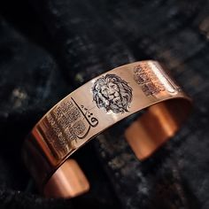 🦁 Treat yourself or a loved one to something truly special with our exquisite handmade copper bracelet. 🌟 Crafted with care, this bracelet features a majestic lion motif and is adorned with meaningful verses from the Quran. 📿 Not only does it exude elegance, but it also carries spiritual significance and healing properties, thanks to its pure copper composition. 🌿 🦁 Why Choose Our Bracelet? 🎁 Perfect for both men and women 🌼 Adjustable to fit all wrist sizes 🌞 Handcrafted with attention Copper Bangle Bracelets As Gift, Copper Bangle Bracelets For Gifts, Spiritual Friendship Cuff Bangle Bracelet, Spiritual Friendship Cuff Bracelet, Silver Copper Bracelet For Gift, Handmade Copper Bracelets As Gift, Handmade Rose Gold Copper Cuff Bracelet, Handmade Copper Spiritual Bangle, Spiritual Copper Cuff Bracelet As Gift