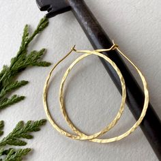 Boucles d'oreilles créoles martelées en or jaune Wire Jewelry Earrings, Cheap Earrings, Hammered Hoop Earrings, Jewelry Accessories Ideas, Hammered Gold, Jewelry Lookbook, Girly Jewelry, Bijoux Diy, Simple Jewelry