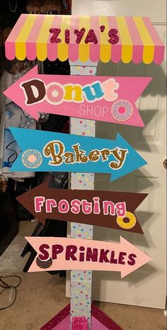 Food Carnival Decoration Ideas, Donut Shop Party, Donut Shop Birthday Party, Bake Sale Stand Ideas, Candy Stall Ideas, Diy Candy Stand Display Ideas, Donut Shop Decor, Candy Store Display Ideas, Donut Store Design