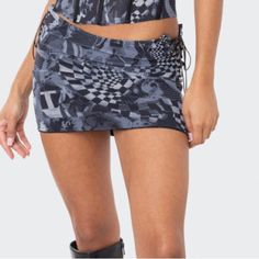 Edikted Black Pattern Mini Skirt Gray Fitted Mini Skirt Casual Style, Fitted Gray Mini Skirt Casual, Casual Fitted Gray Mini Skirt, Fitted Gray Casual Skirt, Gray Lined Mini Skirt, Gray Lined Mini Skort, Gray Mini-length Lined Skort, Trendy Short Gray Skirt, Fitted Grunge Mini Skirt