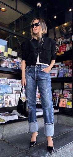 Fall Interview Outfit Casual, How To Wear Cuffed Jeans 2024, Casual Jean Work Outfits, Cuffed Jeans Outfit 2024, Black And Denim Outfits, Cuffed Jeans Outfit, Casual Weekend Style, Weekend Style, Fashion Mistakes