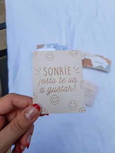 a person holding up a card that says sonnie jest de la gustar