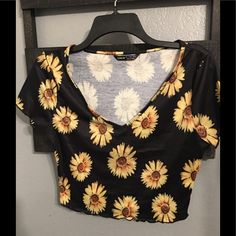 Shein Sunflower Crop Top Size Large New Sunflower Aesthetic Clothes, Cheap Forever 21 Floral Print Crop Top, Crop Top For Kids, Sunflower Crop Top, Flower Clothes, Crop Tops For Kids, Tops Shein, Ruffle Crop Top, Tie Crop Top