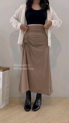 Dapatkan ide outfit yang sedang trend saat ini. Lihat bagaimana gaya trend dengan produk yang sedang diskon. Chiffon Maxi Skirt Outfit, Wrap Skirt Outfit, Long Skirt Outfits For Summer, Modest Dresses Fashion, Simple Style Outfits, Hijabi Outfits Casual, Skirt Trends, Everyday Fashion Outfits, Muslimah Fashion Outfits