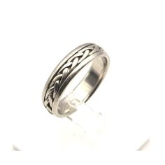 Elegant vintage platinum ring featuring a timeless Celtic knot design. Ideal for daily wear or special occasions. * Vintage design * Made from platinum * Celtic knot pattern * Comfortable fit * Durable material * Unisex style * Timeless elegance Vintage Platinum Rings, Celtic Knot Band, Knot Pattern, Celtic Knot Designs, Knot Design, Platinum Ring, Unisex Style, Celtic Knot, Unisex Fashion