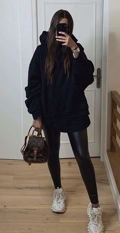 Black Clothes Aesthetic Casual, Ootd Frio Casual, Revenge Outfits Breakup, Ootd Frio, Leather Leggings Outfit Casual, Outfits Leggins, Look Legging, Looks Black