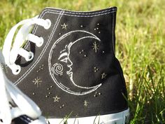 Unique Converse High Tops, Moon Converse, Custom Trainers, Converse Art, Converse Drawing, Converse Embroidery, Sun And Moon Design, Cute Converse Shoes, Converse Design