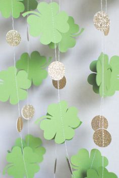 St. Patricks Day Shamrock Garland Gold Paper by MPaperDesigns Shamrock Decorations, San Patrick Day, Shamrock Garland, Paper Garlands, St Patricks Crafts, Irish Decor, St Patrick's Day Decorations, St Patrick's Day Crafts