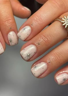 Short Round New Years Nails, New Year’s Eve Nails Design Short, Nee Year Nail Designs, New Years Nail Inspiration, New Years Nail Designs Short Nails, New Years Nails For Kids, New Years Beach Nails, New Years Nail Designs 2024, New Years Eve Manicure