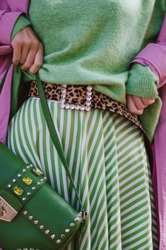 Green Outfits For Women, Pink Trench Coat, Fall Inspiration, Moda Chic, Wear Green, Green Outfit, Cute Fall Outfits, Fall Fashion Outfits, Mode Vintage