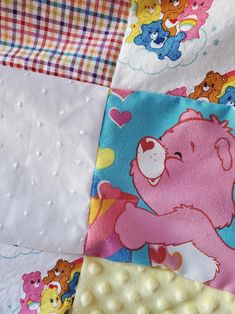 the teddy bears are all over the quilt