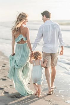 22 Camera Ready Family Beach Photoshoot Outfit Ideas Beach Photo Outfits, Family Beach Pictures Poses, Family Beach Photoshoot, Beach Photoshoot Family, Family Beach Session, Photoshoot Outfit Ideas, Fam Pics