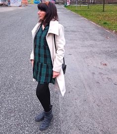 On these cloudy and gray days, I like to choose simple and comfortable clothing without giving up that touch of femininity. Green Tartan Dress, Cream Coat, Leather Boots, Black Tights, Leather Shoulder Bag. (Click to check out the products!) Tartan Dress, Opaque Tights, Dress Cream