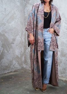 Beautiful authentic Japanese kimono in muted purple and lavender withi hints of blue floral    This is a full length kimono for casual wear, open front. Hemmed from original length.   For additional detail on this piece or to request a direct invoice, please message us on our instagram @apartoftherest or email info@apartoftherest.com Condition: Excellent Modern Sizing: Fits 0-10 depending on desired fit,   - Long kimonos are approx 48" chest and 58" length, may vary slightly by individual kimono Long Purple Kimono For Spring, Vintage Kimono Outfit, Japanese Kimono Outfit, Kimono Outfit Japanese, Kimono Modern, Muted Purple, Modern Kimono, Modern Street Style, Kimono Outfit