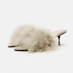 Beautiful With A Dress Or Jeans! Feather Sandals, Mules Women, Fashion Shoes Sandals, Heel Mules, Sandals Slippers, Zara Shoes, Real Fur, Kitten Heel, Mule Clogs