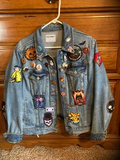 This is my jean jacket i’ve been working on for about 3-4 years now! Everythings hand sewn on, and some of the patches and pins i’ve made myself. Pins Jean Jacket, Pin Jean Jacket, Denim Jacket With Patches And Pins, Jean Jacket Pins And Patches, Diy Denim Jacket Patch, Diy Patch Jacket, Jean Jacket With Pins, Denim Jacket Design Ideas