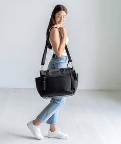 El Gemini es el bolso que puede con todo. Úselo como una mochila, colóquese las asas superiores sobre el hombro, llévelo cruzado o llévelo en la curva de su brazo. ¿Necesita llevar su computadora portátil de 17"? No hay problema. Use la funda acolchada para computadora portátil incorporada para guardarla de manera segura. ¿Necesita un montón de bolsillos para guardar todos sus artículos más pequeños? Lo tiene. Gemini tiene ocho bolsillos espaciosos para organizar tu bolso a la perfección. ¿ Elegant On-the-go Backpack With Detachable Handle, Versatile Satchel Diaper Bag, Chic Commuting Bag With Zipper Closure, Chic Bags With Detachable Strap For Commuting, Chic Rectangular Bag For Commuting, Chic Commuting Bag With Detachable Strap, Chic Rectangular Commuting Bag, Luxury Bag With Removable Pouch For Commuting, Modern Tote Diaper Bag With Detachable Strap