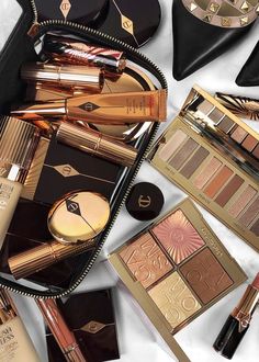 Best Charlotte Tilbury Products, Rosa Make-up, Makeup Contouring, Basic Makeup, Luxury Makeup, Pink Makeup, Makeup Items, Makeup Bags, Makeup Bags Travel