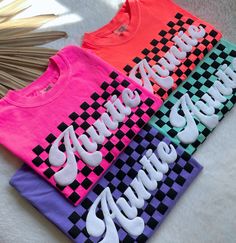 Our retro checkered auntie shirt is the perfect gift for all the new aunt's out there! Made on the soft comfort colors brand, these puff print tees are sure to be a summer favorite for all the auntie's! ★UNISEX T-SHIRTS-Run true to size.  If wanting a more oversized look, selecting 1 or 2 sizes up is recommended. ★How to order- 1. Select Size and Shirt Color-add to cart. 2. If wanting a different text (other than auntie)-click "add personalization" - enter custom text. Click add to cart. ★Care I Neon Graphic Tee, Plaid Cotton Tops With Letter Print, Casual Gingham Crew Neck Top, Puff Print Design, Iron On Shirt Ideas, Cricut Tee Shirt Ideas, Htv Shirt Ideas, Auntie Outfits, Auntie Announcement