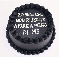 a black cake with white writing on the top and bottom is decorated with an inscription that reads 20 anni che non riscite a fare a meno di me