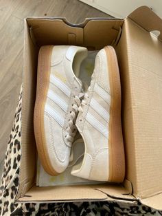 #adidas #aesthetic #shoes #chaussures #spezial #beige #white Adidas Spezial Aesthetic, Adidas Aesthetic Shoes, Adidas Spezial, Adidas Campus, Adidas Outfit