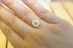 Daisy ring - Floral jewelry - Daisy jewelry - Flowers - Daisies - Spring flower - White petals - Sil White Flower Shaped Promise Ring, White Flower Shape Promise Ring, Dainty White Flower Ring For Promise, Dainty White Flower Ring, Dainty White Flower Promise Ring, Dainty White Sterling Silver Wedding Ring, Adjustable White Flower Promise Ring, White Dainty Flower Ring For Promise, White Flower Ring For Promise