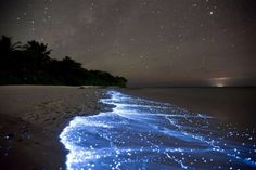 an image of the ocean with stars in the sky above it and water on the beach