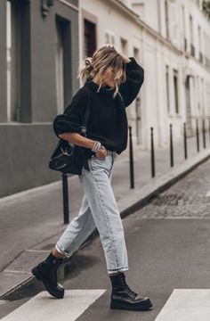 White Tee Black Jeans Outfit, Autumn 24 Outfits, Portland Outfits Fall, Sporty Glam Outfits, Trendy Mum Outfit, Edgy Winter Outfits Rock Chic, Effortless Edgy Outfits, Women Doc Martens Outfits, Mom Jeans Outfit Herbst