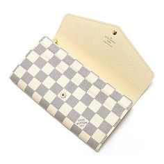 ® Description: This envelope-style Sarah wallet combines an elegant exterior in Damier Azur canvas with an ingeniously designed interior featuring a variety of pockets and credit card slots. Size: 7.5 x 3.7 x 0.6 inches / 19cm x 9.5cm x 1.5cm (Length x Height x Width) Detailed Features: – Coated Canvas – Calf Leather lining ... Designer Travel Wallet In Envelope Shape, Designer Travel Envelope Wallet, Designer Travel Envelope Clutch, Designer Envelope Wallet For Travel, Designer Envelope Clutch For Travel, Designer Envelope Wallet With Interior Card Slots, Luxury Beige Pouch Wallet, Luxury Beige Travel Wallet, Louis Vuitton Pallas